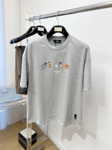 芬迪、2025最新款短袖T恤，帅气时尚，胸前顶级印花印胶字母图案Logo，简约百搭款。面料棉 不仅挺括，保持潮流的廓形，又穿着舒适，纱织更细腻，码数 S-Xl