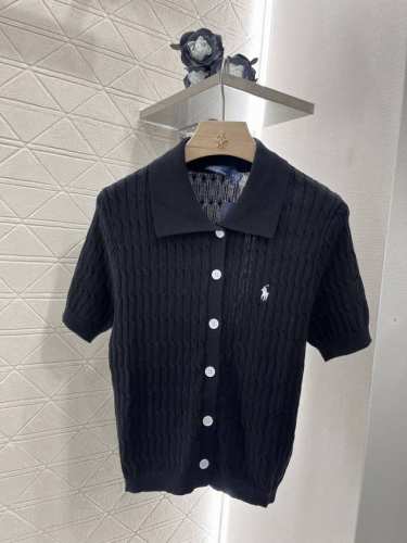 Ralph Laure*2025新品上架 绞花纹针织短袖开衫 定制YB全棉纱线织造 还原肌理品相 翻领针织开衫剪裁 通体绞花交织作坑条纹理 开襟钮扣搭配胸前徽标