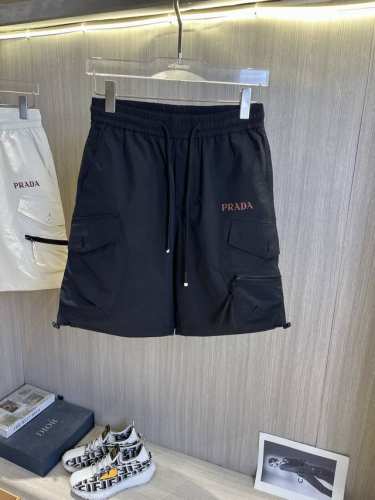 Prada普拉达 2025夏季新款男士休闲短裤 高级定制夏季专用休闲裤透气面料 透气舒适度高，细节无可挑剔，品牌元素设计理念，体现高品质。手感细腻柔软！呈现休闲