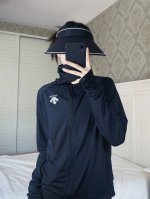 Descente迪桑特新款开衫连帽防晒衣 采用了轻薄透气的冰丝面料，让你在炎热的夏季时刻保持清爽舒适。宽松的版型设计，不仅透气性好，还可以轻松遮挡你的小肚子，塑