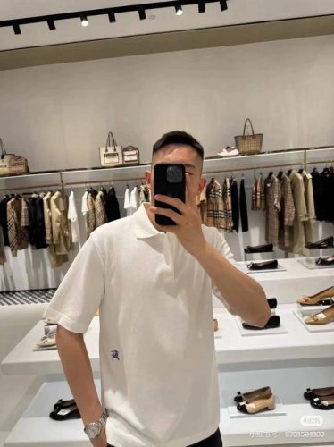 搭配资讯图 25Ss官网在售Burberry 巴宝莉下摆蓝色小标战马刺绣翻领Polo衫休闲短袖T恤