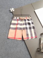 burberry 巴宝莉25Ss专柜同款速干沙滩裤短裤情侣款～采用速干面料精心制作，饰以同色调提花图案，突显 巴宝莉经典的 格子印花。厚板立体！衣服偏厚使整体高