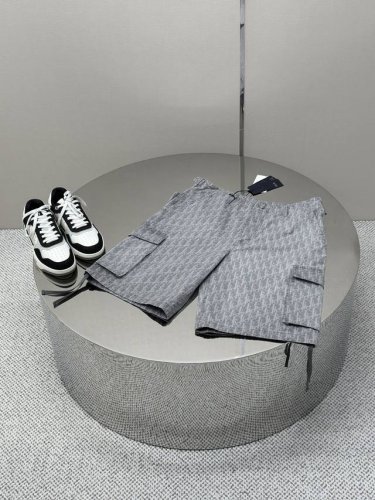 短裤- Dio*迪奥 25Ss满印提花牛仔短裤 面料字母采用拔印工艺，是将原本纱线的颜色拔成白灰色，非市面上所谓的印花或者提花面料，面料质感有厚感便硬挺，非市面