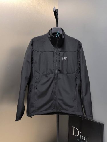 Arc’Teryx ｜Gamms Mx 软壳冲锋衣 工艺说明：采用定制客供面料，户外运动梭织防风速干透气软壳 版型立体裁剪，全身多处拼接，多种拉链口，精致刺绣L