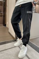 Loewe 2025春夏最新系列男士休闲裤！ 采用客供弹力柔棉材质，柔软细腻，手感绝佳！品牌格调一览无余！极简主义设计，没有多余浮夸的元素来宣兵夺主，细节做工精