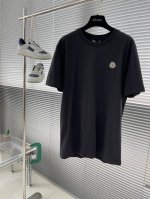 p120 moncler 标识短袖 定制云舒绒棉平纹 柔软细腻 舒适贴肤 标志性Mon 标识点缀于胸前 仿佛艺术家的灵魂印记 辨识度拉满 以瓷光白为主色调 散发