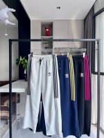 三叶草三条杠卫裤 阿迪达斯三叶草Adidas三条杠卫裤直筒裤阔腿裤休闲裤运动裤，高街潮流痞帅风 版型优秀 能衬托腿型 保持舒适的亲肤感而且不会臃肿 非常好搭不挑