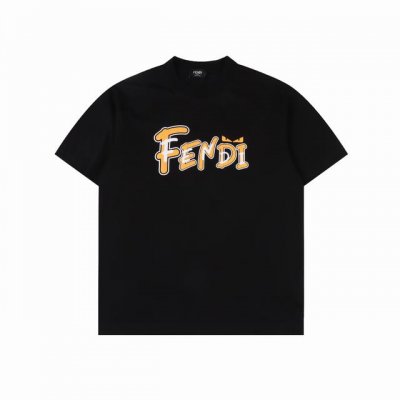 fendi 芬迪25Ss重叠字母小眼睛短袖T恤 采用高质量面料制作而成 无论是日常穿搭还是参加派对 都能展示出您的时尚品味和个性 这款短袖具有舒适的剪裁和休闲风