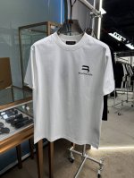 Balenciaga 高定面料 玉蚕丝般的丝滑 2025春夏新品上市 时尚经典圆领短袖时尚单品设计 更加时尚舒适 高标准定制 上身非常有型 胸前品牌经典Logo