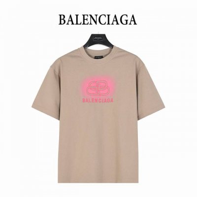 balenciaga 巴黎世家 25Ss 锁扣字母刺绣及喷墨破洞短袖T恤 复古味十足 整体设计简洁时尚 十分大气干净 采用280G纯棉面料打造 上身柔软舒适 细