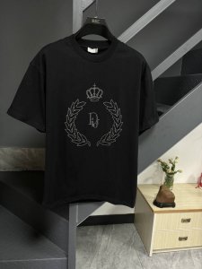 Dior 迪奥珠印标识短袖T恤 280G定制纯棉面料活性棉 面料透气舒适易清洗 前幅撞色印花D大标识，采用珠印工艺让印花有凹凸感，以彩色Xiang条混搭勾勒出标