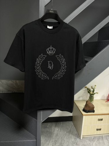 Dior 迪奥珠印标识短袖T恤 280G定制纯棉面料活性棉 面料透气舒适易清洗 前幅撞色印花D大标识，采用珠印工艺让印花有凹凸感，以彩色Xiang条混搭勾勒出标