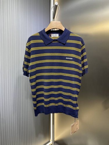 miu Miu 顶级原单 25Ss 毛织条纹衫 使用日本岛精Mfg-3D全成型机，以每英寸32针的密度织造，每个字母由5种不同捻度的纱线构成，形成微浮雕质感。
