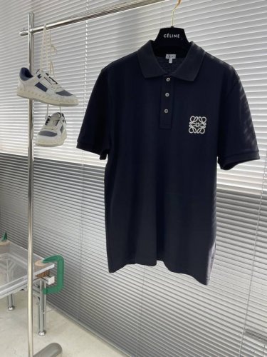 Loew 25Ss新款polo，这款polo衫采用珠地面料制作而成，胸前独家Loewe绣花工艺 ，三标齐全 面料匀均细致柔软 ，穿着舒度适高，轻松打造夏日潮酷感
