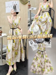 连衣裙 馥蕊漫舞印花醋酸裙 醋酸面料泛着柔和光泽 垂坠感十足 穿着舒适又高级 V领无袖设计 巧妙展露迷人肩颈线条 裙身繁花肆意蔓延 黄蕊点缀其间 似在微风中轻盈