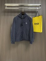 prada 2025Ss春夏休闲连帽夹克，时尚休闲拉链夹克，此款夹克外套选用了p家专业定制的轻薄科技面料制成，表面整洁光滑且富有光泽，质感透过屏幕都显而易见，上