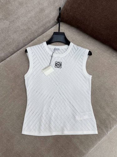 Loew* 25Ss春夏新款 图腾刺绣针织背心丨独家高版出品 定制天丝纱线织造 细腻肌理 柔软舒适 圆领针织背心裁剪 通体几何图形镂空处理 居中刺绣图腾图案 整