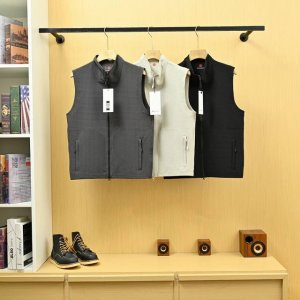 上新， 款号25138 Lululemon 露露25S夏季新品薄款男士方格棉立领马甲背心！官网同款！男士户外运动休闲多功能梭织锦纶马甲！掌柜力荐！线上线下同步！