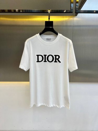 dior 2025夏男士新款经典Logo印花圆领短袖T恤 进口高克重纯棉面料 面料手感丝滑柔软 透气亲肤性极佳 着身无比的舒适 整体质感相当之高 衣身胸前标志性