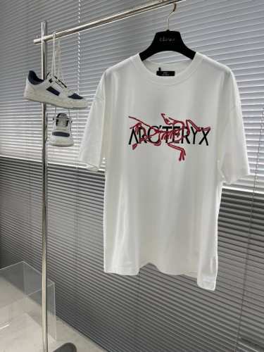 arcteryx始祖鸟 25Ss 户外高端鸟~立体Logo图案印花短袖 这个夏天值得拿下的一款绝世短袖T恤 廊形版型裁剪，面料厚实 不是滑滑的那种棉质地运动料