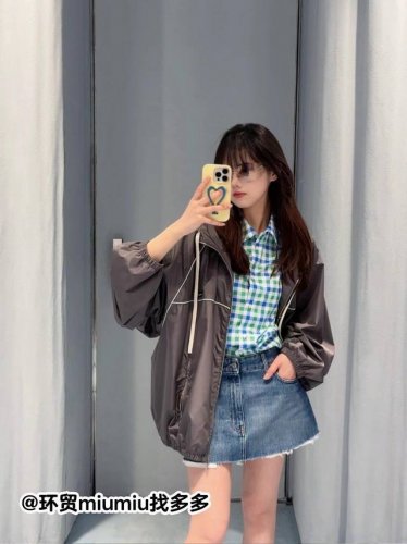 miumi* 25Ss春夏新款 知识分子运动风防晒外套丨独家Yb开发！高版出品！经典连帽宽松版型，高级配色帅气又拉风，定制进口记忆丝面料质感超赞。可甜可盐气质减