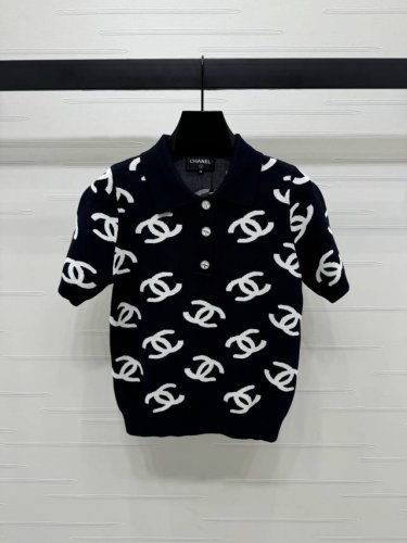上新原单高端品质 Chane* 2025春夏最新系列！双C翻领针织短袖！定制羊毛纱线织造 质感高级舒适 前襟纽扣半开襟随心调节 成衣通体双C徽标图案满铺 彰显品