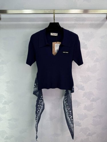 领拼接绑带针织短袖，独家出品 超细天丝羊毛、夏日清爽亲肤舒适独特领设计，巧妙展露锁骨线条，性感而不失格调。夏日穿搭首选。背部创意绑带设计，轻轻一束，即可展现迷人