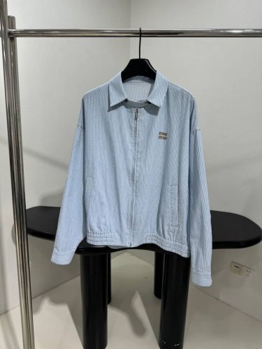 爆款现货 原版定制 Miu Mi *｜2025新品翻领刺绣外套 系列款 定制Yb材质 舒适好穿 挺括有型 胸前采用撞色字母 形成颜色碰撞 增添休闲时尚感 视觉效