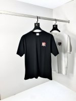 巴黎世家。穿200斤。宽松版 顶级货品2025春夏新款首发专柜最新款短袖圆领T恤 高端订制 设计前卫时尚！品牌Logo重工艺设计 高端定制天丝面料.手感柔软.穿