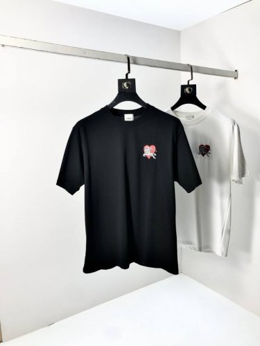 巴黎世家。穿200斤。宽松版 顶级货品2025春夏新款首发专柜最新款短袖圆领T恤 高端订制 设计前卫时尚！品牌Logo重工艺设计 高端定制天丝面料.手感柔软.穿