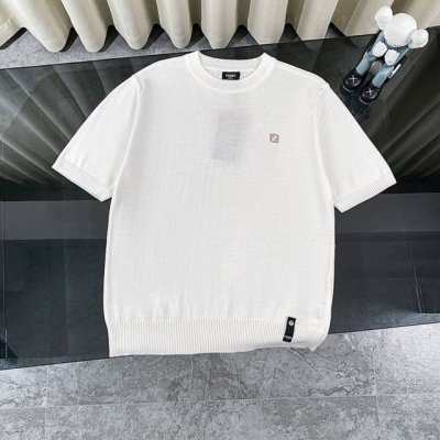 fendi 芬迪 2025新款夏季新品男士圆领针织短袖 邂逅Fendi 解锁意式风尚 Fendi这件短袖针织衫，简约而不简单。散发着难以言喻的优雅。标志性Ff徽