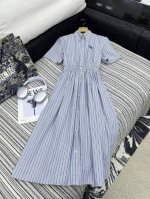 爆款现货 原单高品质 Miu Mi* 25新款休闲条纹连衣长裙 颜色百搭高级 定制松紧收腰 大裙摆包容性好 尽显高级随意感 视觉盛宴 四季必入的百搭单品 订制面