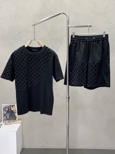 Louis Vuitton路易威登独家专供春夏新款专柜同款套装，透气舒适休闲！高级感满满！细节精致高档，做工无可挑剔！原版高端面料很显高级！面料柔软细腻舒适 吸