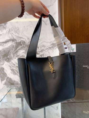 Ysl 圣罗兰 Hobo 购物袋大号 Ysl Hobo 购物袋真的炒鸡美 没有繁杂的设计，简简单单的将Ysl Logo字眼变成包扣 皮质柔软一点都不土气，而且超