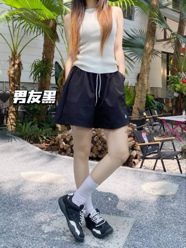 上新 夏日多巴胺短裤！！ 运动 漂流 美式短裤 好看又好穿 每个颜色都是你的最爱 颜色：黑色 白色 红色 黄色 灰色 藏蓝 码数：见尾图