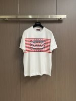gucci 红浪印花短袖T恤 采用15S精棉平纹面料 G 搭配32S双纱螺纹 300G 尼龙水性渗透花是一种特殊的印花技术 其主要特点在于使用水性墨水在尼龙面料
