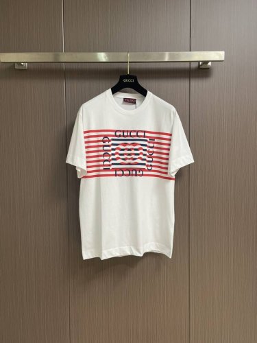gucci 红浪印花短袖T恤 采用15S精棉平纹面料 G 搭配32S双纱螺纹 300G 尼龙水性渗透花是一种特殊的印花技术 其主要特点在于使用水性墨水在尼龙面料