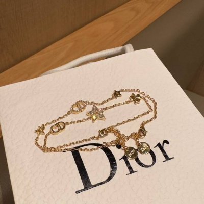 Dior迪奥双层两条星星Cd手链 一套两条 两条可以分开佩戴超值 星星Cd均镶嵌大小不一的水晶钻 闪闪透亮 每一条都可以单独佩戴 叠带又是一条新手链 等于花一次