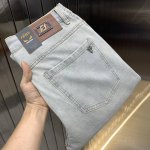 fendi芬迪 2025新品男士牛仔裤 面料弹性好。独家发售 官网同步 时尚优雅 重工艺设计。采用原色酵母水洗工艺 精选进口重磅丹宁牛仔面料 配专柜五金装饰 真