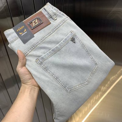 fendi芬迪 2025新品男士牛仔裤 面料弹性好。独家发售 官网同步 时尚优雅 重工艺设计。采用原色酵母水洗工艺 精选进口重磅丹宁牛仔面料 配专柜五金装饰 真