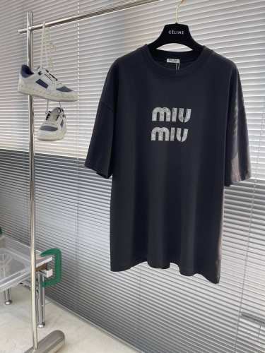 miumiu 2025新款字母圆领T恤 字母拉丝效果 高级感十足 十分耐看 双层螺纹领口 肩部通肩压条 280克纯棉面料舒适透气 男女同款 码数：S-Xxl S