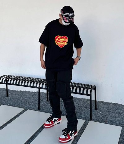 路易威登Lv夏季新款男女同款！ 面料亲肤柔软，高品质印花，极具立体感，触感肌理效果，辅料齐全， 精致百搭！ 颜色：黑色 白色 码数：S-3Xl