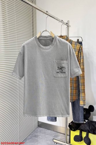 J947 Sz始祖鸟 25官网同步发售 欧美流行趋势 洗水分层工艺 洗水纯棉面料 提升档次 柔软舒适细腻 口袋点缀 小幅印花 提升档次 宽松版型更显气质。尺码：
