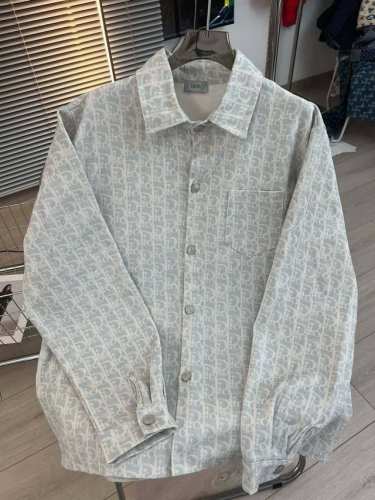 P200 品名：Dior 迪奥24Ss秋冬新款Cd字母满印水洗衬衫夹克外套 版型；宽松 颜色： 图片色 尺码M-L-Xl 胸围 衣长 肩宽 M 126 82 5