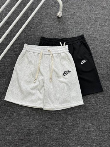 nike 耐克 Nk 经典简约刺绣贴布小标男女情侣款短裤 高品质300克高克重华棉面料，亲肤透气不起球，刺绣Logo点缀，时尚又个性，超级洋气的一款，强烈推荐单