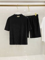 套 古奇 25 Ss春夏新款棉质套装 完美提花标识 顶级五金+顶级面料定制 一套不拆 标准版型 黑 白 两色 男女同款 码数：M L Xl Xxl Xxxl