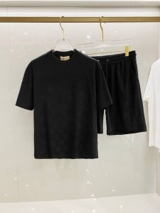 套 古奇 25 Ss春夏新款棉质套装 完美提花标识 顶级五金+顶级面料定制 一套不拆 标准版型 黑 白 两色 男女同款 码数：M L Xl Xxl Xxxl