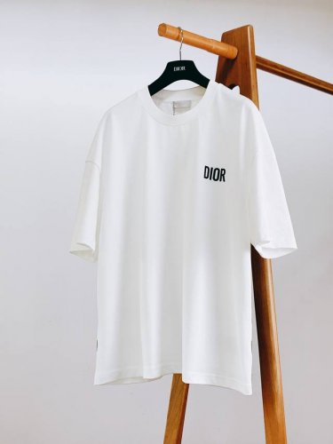 Dior Homme 迪奥 桀傲 2025Ss春夏新品 时尚休闲短袖，这款 Dior Charmt恤以图案设计重新演绎经典的Dior标志。采用棉质平纹针织面料精