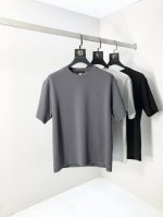 普拉达。顶级货品2025春夏新款首发专柜最新款短袖圆领T恤 高端订制 设计前卫时尚！品牌Logo重工艺设计 高端定制原版欧棉面料.手感柔软.穿着舒适.B专柜级别