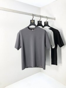 普拉达。顶级货品2025春夏新款首发专柜最新款短袖圆领T恤 高端订制 设计前卫时尚！品牌Logo重工艺设计 高端定制原版欧棉面料.手感柔软.穿着舒适.B专柜级别